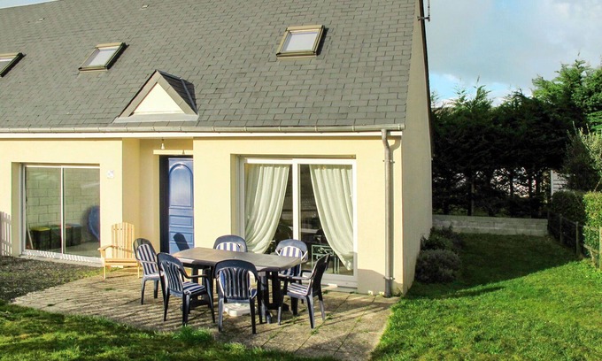 Hauteville-sur-Mer House | Beautiful villa for 4 guests with WIFI, TV, terrace, pets allowed and parking