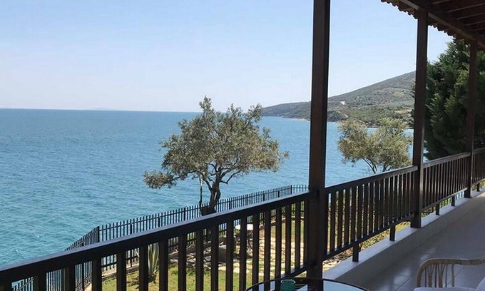 Kefalari Villa | Beautiful Villa by the sea literally steps away from the beach!