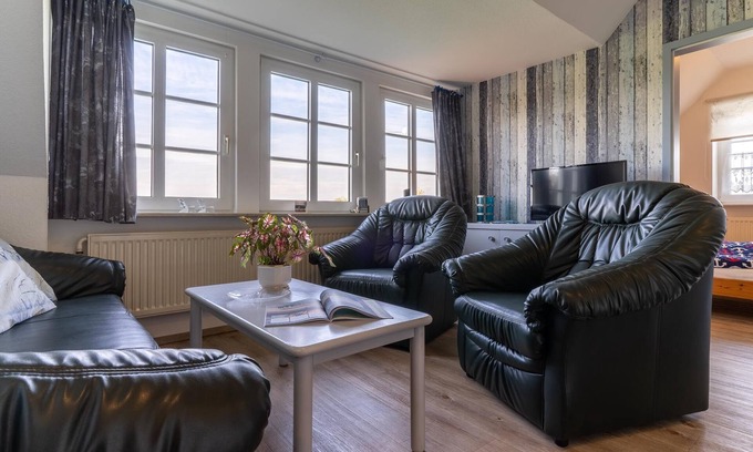 Toenning Apartment | Beautiful vacation apartment on a horse farm on the edge of the harbor town of Tönning