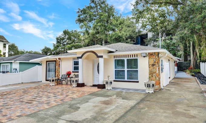 Temple Crest House | Beautiful Vacation Home w/patio area- 5 min from Busch Garden, Clearwater Beach.