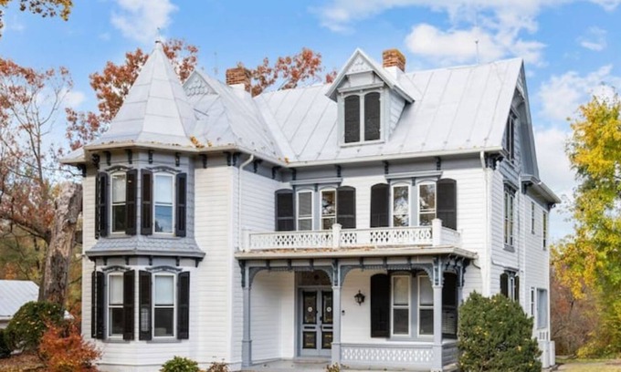 Stanley House | Beautiful Victorian (circa 1845), King beds