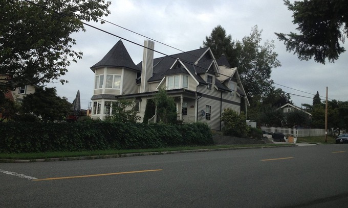 Snohomish House | Beautiful victorian house, walk to shopping & historic district, & so much more