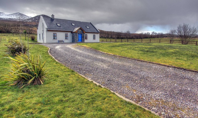 Maum House | Beautiful View of the Mcgillycuddy Reeks