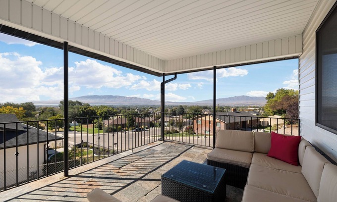 Lehi House | Beautiful View on Balcony Family Retreatnn