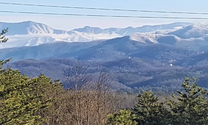 Gatlinburg - Pigeon Forge Cabin | Beautiful Views~GSMNP~ Hot Tub-10 min to Parkway ~Private!