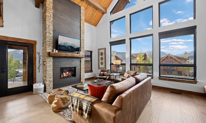 Estes Park Cabin | Beautiful Views! Jacuzzi, Indoor/Outdoor Fireplace, Steps to Lake Estes