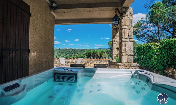 Bagnols-sur-Ceze Villa | Beautiful Villa with superb view, swimming pool and Jacuzzi