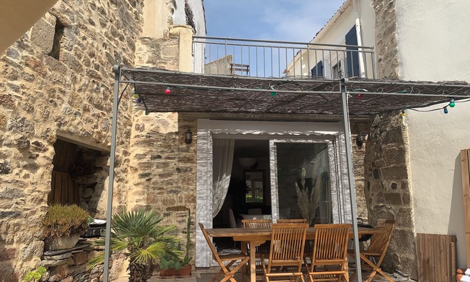 Caunes-Minervois House | Beautiful village house with terraces