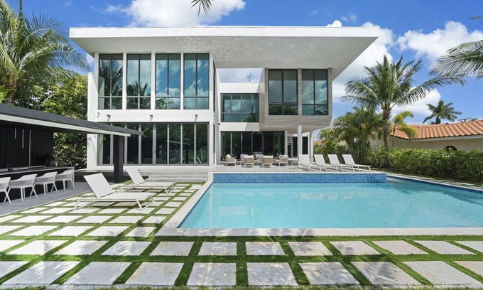 Hallandale Beach Villa | Beautiful Villa on the Water 7 Bedrooms/6.5 Baths