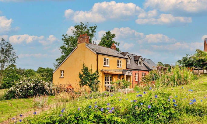 Monmouth House | Beautiful villa for 8 people with hot tub, WIFI, terrace, pets allowed and parking