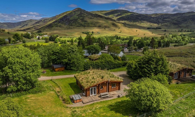 Spittal of Glenshee House | Beautiful villa for 4 people with WIFI, hot tub and parking