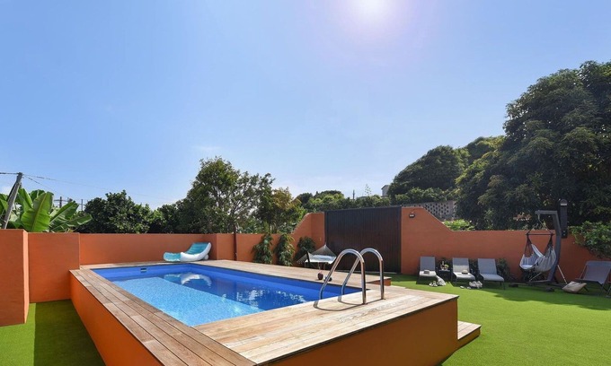 Arucas Villa | Beautiful villa for 10 guests with WIFI, pool, TV and patio