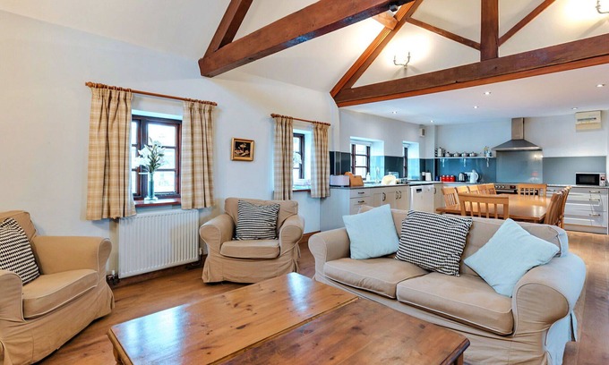 Craven Arms House | Beautiful villa for 12 guests with WIFI, pool and terrace