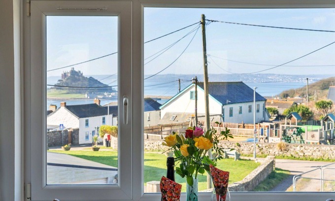 Marazion House | Beautiful villa for 2 people with WIFI, pets allowed and parking