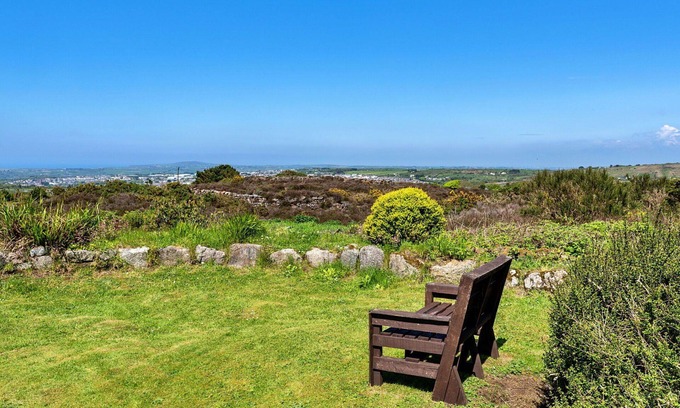 Redruth House | Beautiful villa for 4 guests with WIFI and parking