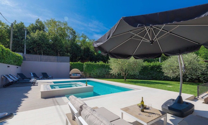 Cepljani House | Beautiful villa for 4 guests with WIFI, private pool, hot tub, A/C, TV and terrace