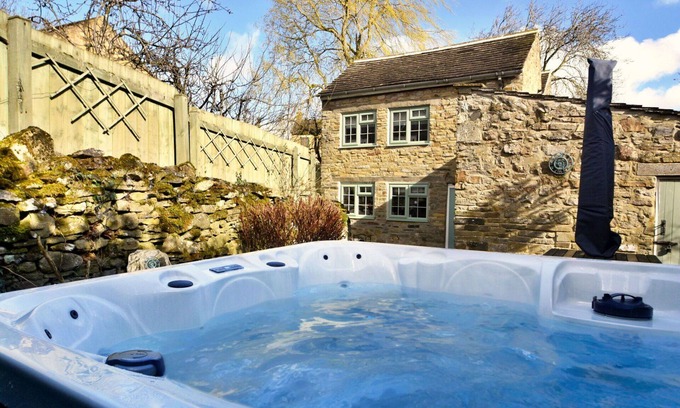 Bellerby House | Beautiful villa for 6 guests with hot tub, WIFI, terrace, pets allowed and parking