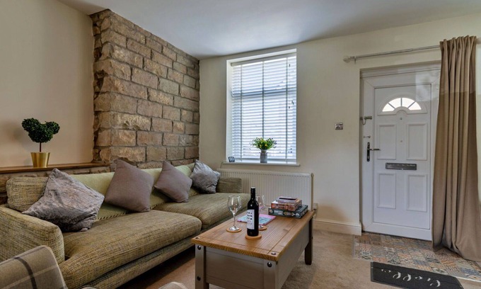 New Mills House | Beautiful villa for 2 people with WIFI, pets allowed and parking