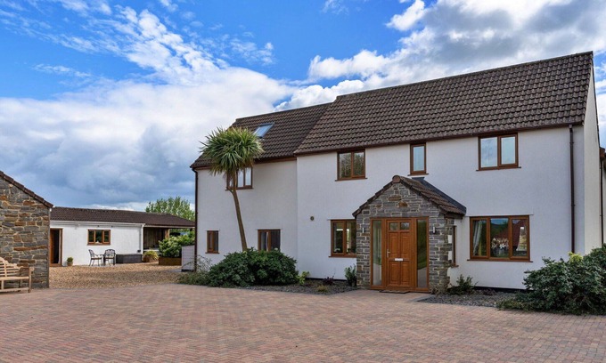 Lympsham House | Beautiful villa for 12 guests with hot tub, WIFI, terrace and pets allowed