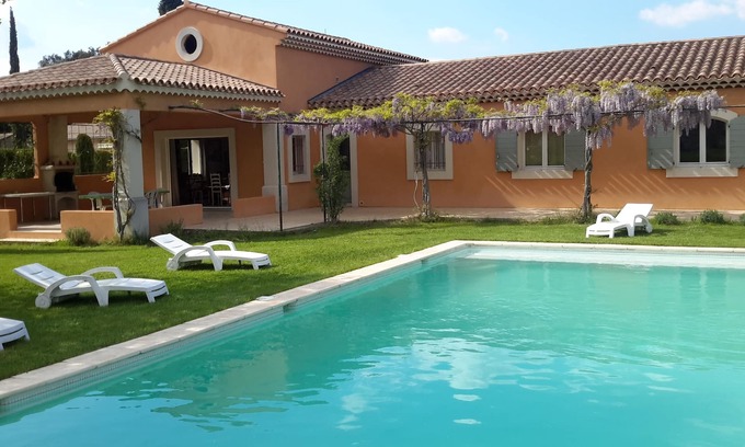 Taillades Villa | BEAUTIFUL VILLA, NEAR L'ISLE SUR SORGUE, EXCEPTIONAL VIEW OF THE LUBERON