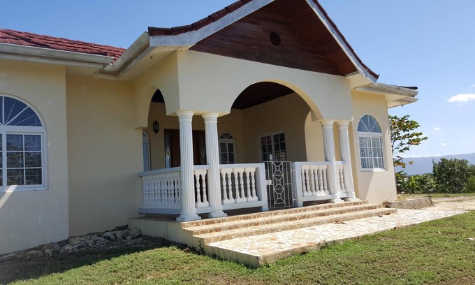 Black River Villa | Beautiful Villa on the hill with a Tropical View