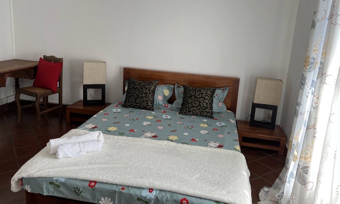 Port Chambly Villa | Beautiful villa on the river Venetian style