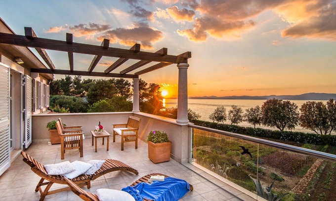 Mirce Villa | Beautiful villa on the island of Brac with infinity pool, beach at 30 meters