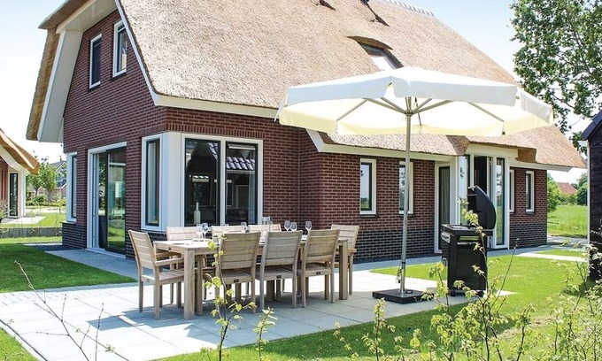 Idskenhuizen House | Beautiful villa with sauna, in a holiday park on the water in Friesland