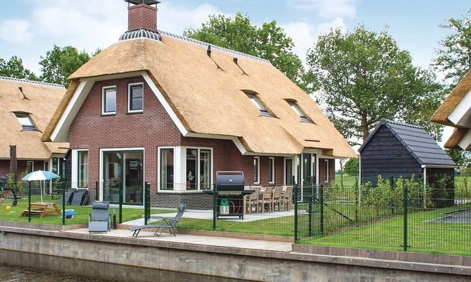 Idskenhuizen House | Beautiful villa with enclosed garden, in a holiday park in Friesland
