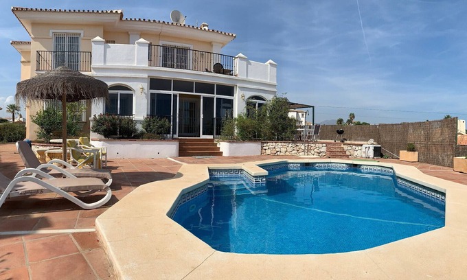 El Faro Villa | Beautiful Villa Walking distance to Beach El Faro