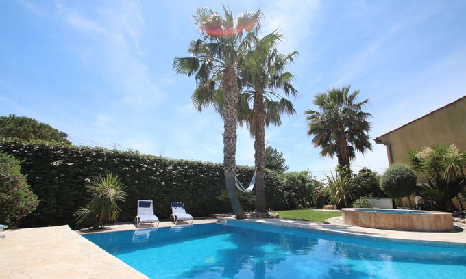 La Farlede Villa | Beautiful villa with garden, swimming pool and jacuzzi close to all amenities