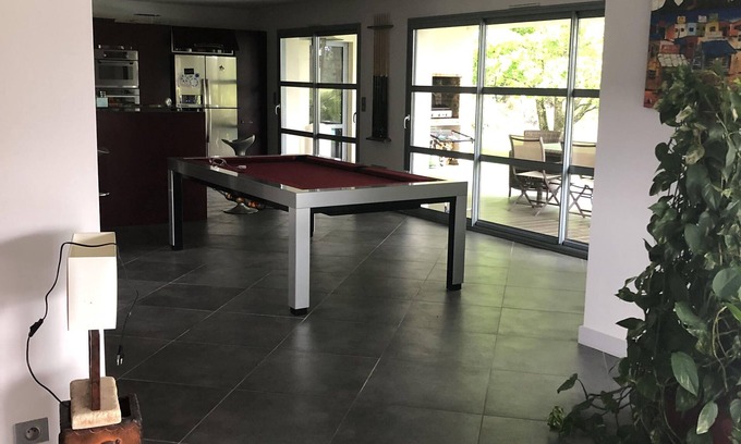 Pessac House | Beautiful villa with pool near the golf course