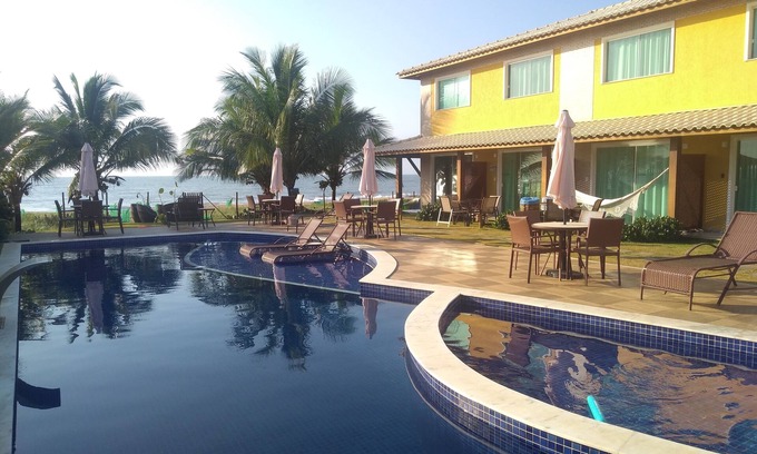 Itacimirim Apartment | Beautiful Village on Itacimirim Beach - Foot in the Sand