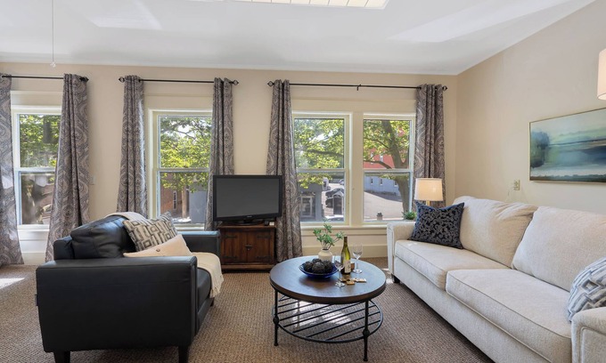 Baldwinsville Apartment | BEAUTIFUL village apt. Walk to river, shops, eateries. Great for getaway/work