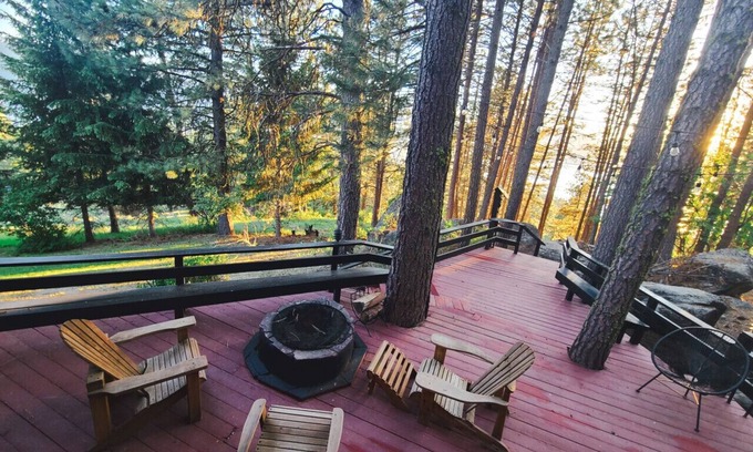 Cascade Apartment | Beautiful Vintage Decorated Cabin with Hot Tub