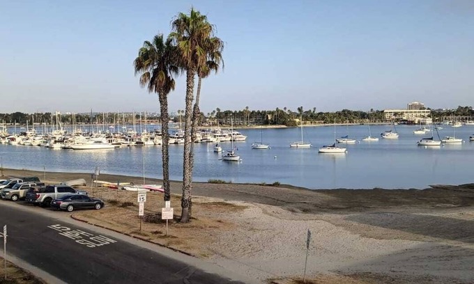 Central Mission Beach Condo | Beautiful Water front Condo overlooking Mission Bay