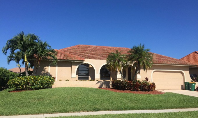 Marco Island House | Beautiful Water Views, 7-min Walk to Tigertail Beach entrance, 5 bikes, Hot Tub