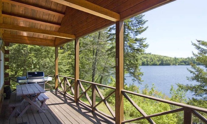 Woodstock Cabin | Beautiful Waterfront Log Home, Nestled in the White Mountains