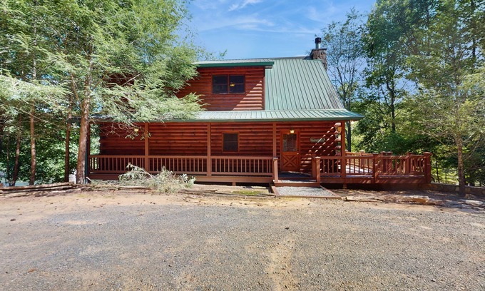 Mineral Bluff Cabin | Beautiful Waterfront cottage w/bar, and river-side deck.
