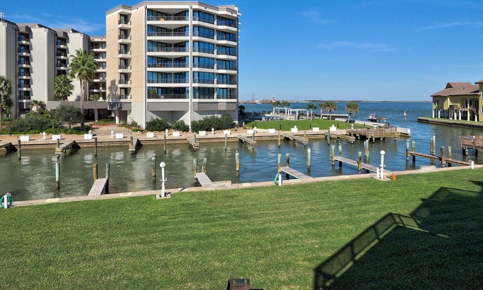 Old Town House | Beautiful Waterfront Condo/Watch Dolphins from Deck/Walk to Beach/Private Pier!!