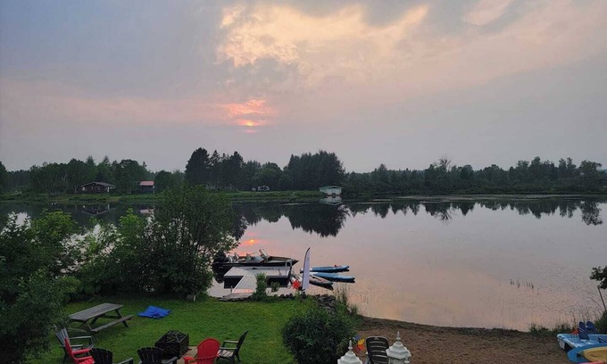 Nominingue Ski Chalet | Beautiful waterfront with beach and spa!