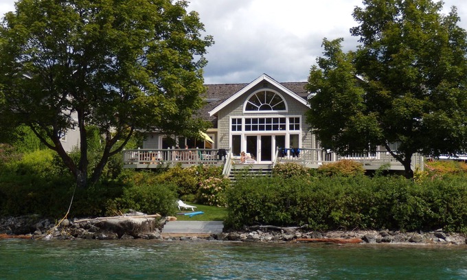 Wapato Point House | Beautiful waterfront on Wapato Point
