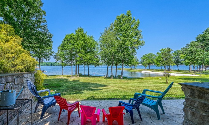 Mineral House | Beautiful waterfront townhouse w/perfect location, fireplace & WiFi