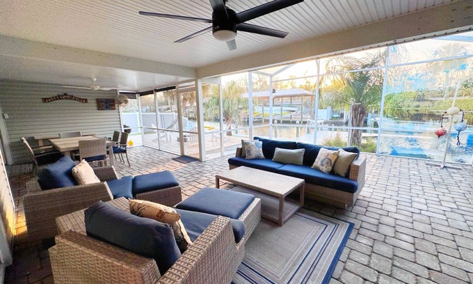Homosassa House | Beautiful Waterfront Home- large dock, huge patio, very close to the springs!