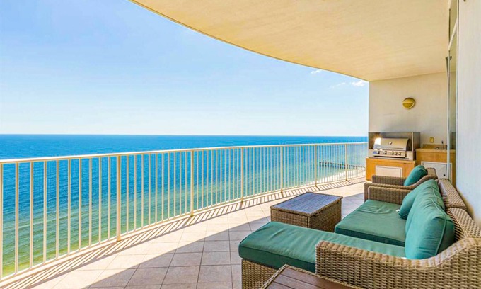 Orange Beach Condo | Beautiful, well-appointed condo with pool & hot tub