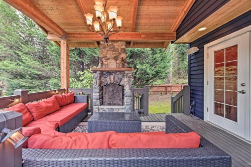 Leota House | Beautiful Wine Country Home with Hot Tub and Lake View