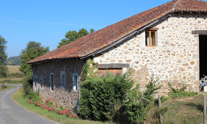 Chassenon House | Beautifully converted barn ideal for 2/6 people couples or families,golf,cycling