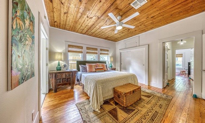 New Braunfels House | Beautifully decorated bungalow w/amazing deck - steps to Schlitterbahn/river