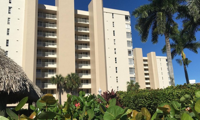 Vanderbilt Beach Condo | Beautifully decorated condo directly across the street from the Gulf of Mexico