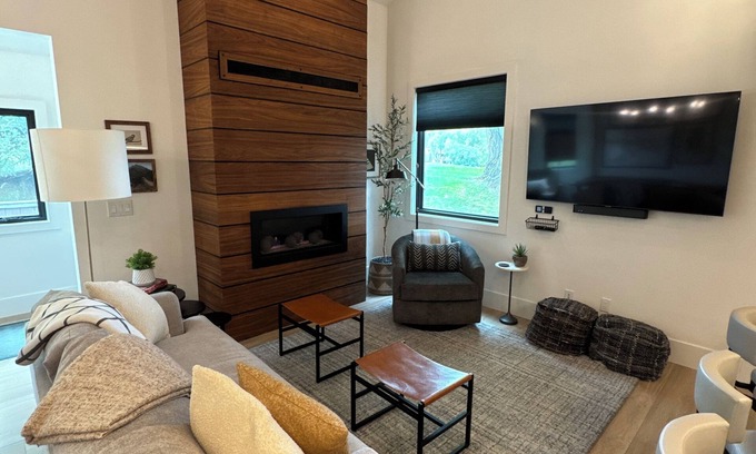 North Park City Condo | Beautifully Decorated Family Sized Ski Condo - Minutes walk to resort